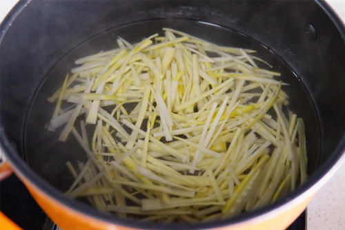 春天到了，2样“春菜”炒一盘，滋味“鲜到家”了，早吃早尝鲜