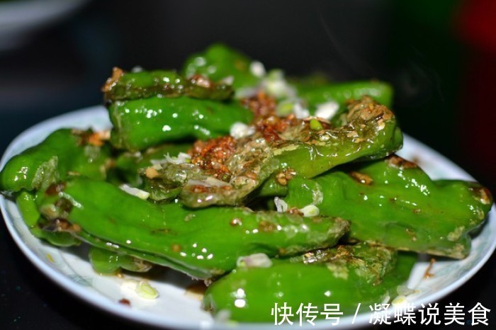 虎皮青椒怎么做菜好吃关键在先放油还是青椒,弄错起皮不入味