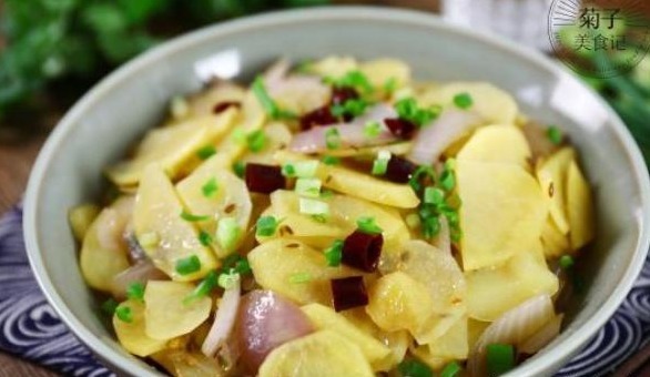 1个洋葱加2个土豆，教你新吃法，每天炒一盘，开胃又解馋