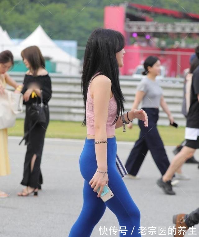 高跟鞋 蓝色打底裤搭配粉色时尚上衣,具有一定的气质,能满足日常需求!