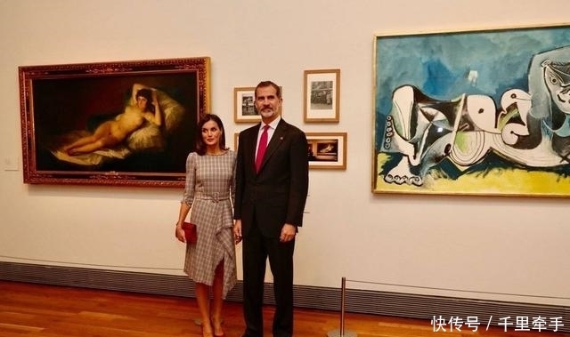 色大衣|被西班牙王后美到了,一袭格纹裙搭配大衣气场开挂,优雅又高级