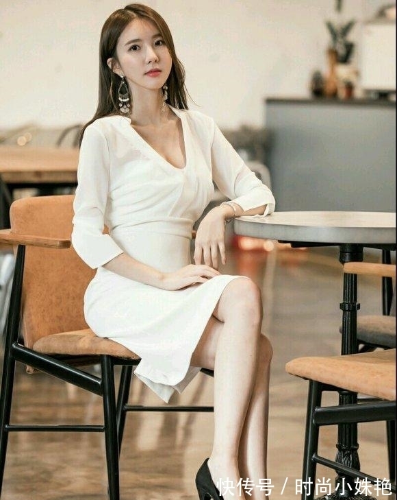 时尚穿搭 简单时尚穿搭,宽松修身半身裙,清新减龄更具美感