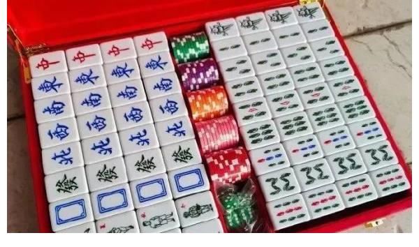 《鄉(xiāng)村愛情》出麻將了，“一筒”變成了“劉能”