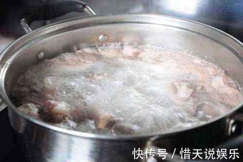 做红烧排骨前要焯水, 可惜很多人做错,原来焯水也有秘诀