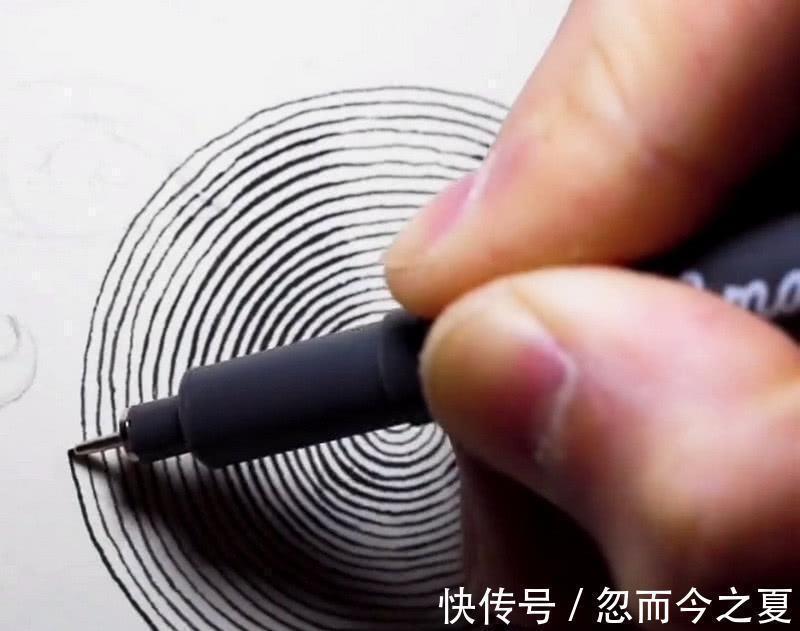 幅画作!美术生纸上转圈圈,开始以为画蚊香,成画阿丽塔效果炸裂