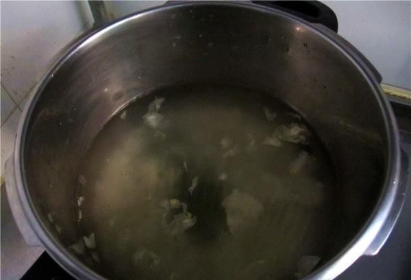 炖银耳汤直接放糖就大错特错了多加这“1步”,银耳羹清甜粘稠