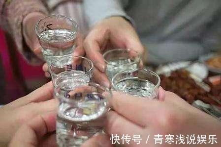 阿明#饭局上，有这2个细微动作的人，说明城府太深，别深交，能避则避