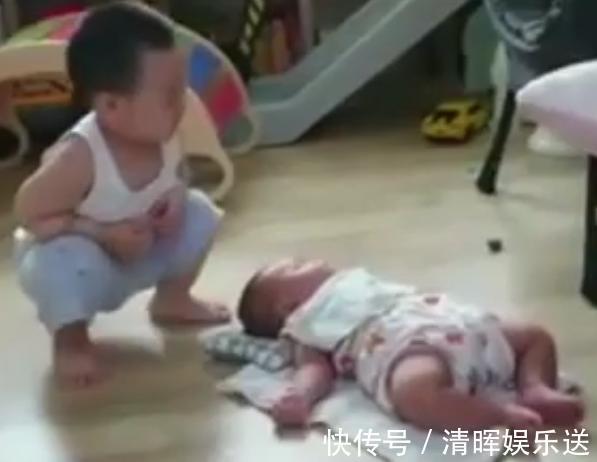 哥哥|2岁的哥哥看到妹妹后,偷偷摸了下就跑,这画面把妈妈的心萌化了