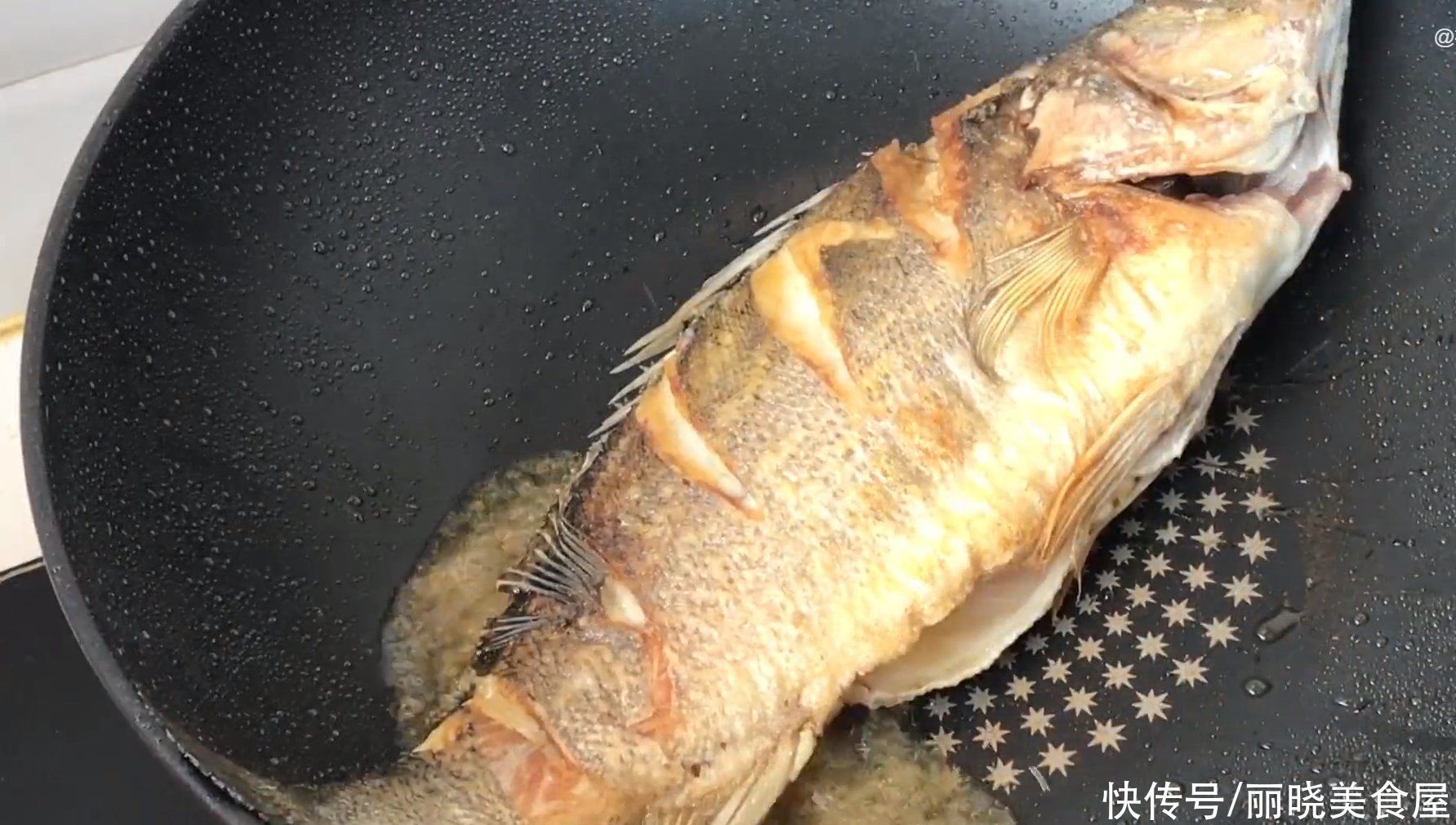 不管煎什么鱼，切记不要直接下锅，教你一招，不粘锅不掉皮