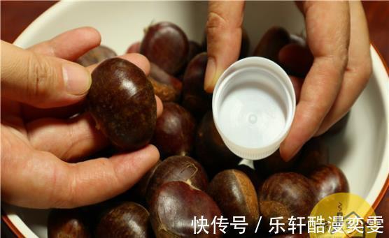 才知道,板栗去壳只需1个瓶盖,一秒一个,老农的方法太好用了