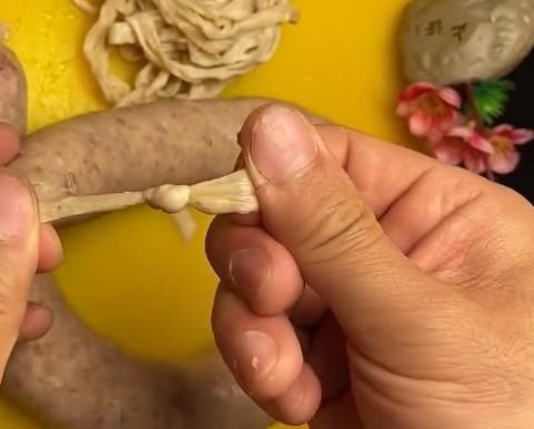 母鸡蛋|自制香肠，选料精良、干净，吃起来放心，今天分享一道蒜香红肠