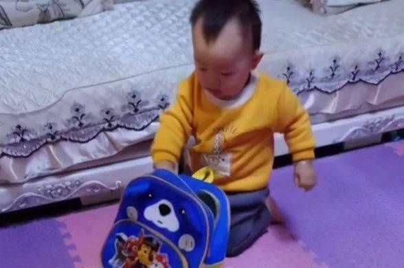 可爱|萌娃“偷吃”被哥哥逮个正着，那无处安放的“慌乱小眼神”暖化了