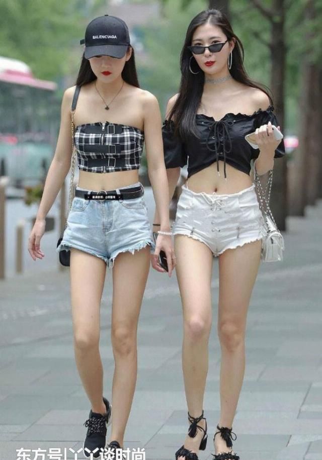 双胞胎眼光真不错,同穿一件短裤,左边的更魅力十足吧