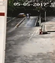 |搞笑GIF:护士小姐姐,快去工作吧,你还没下班呢,这么就玩起来了,这样不好