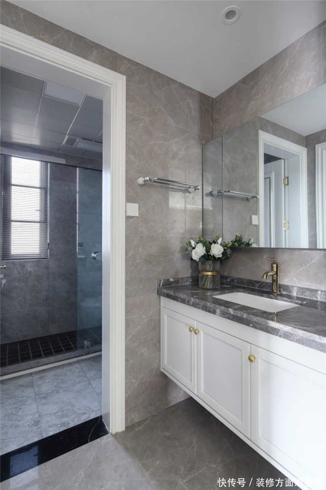 三居室|99平现代风三居室,客厅金色的应用无处不在彰显着主人的精致