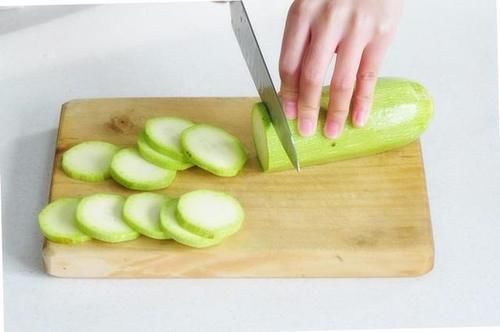 洋葱|甘油三酯的“克星”找到了,不是洋葱,早晚喝一点,血脂慢慢降下来