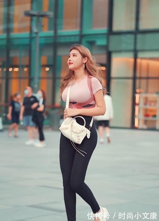 黑色|黑色瑜伽裤真简洁，塑造令人羡慕的纤细大长美腿