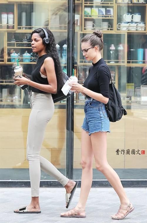 街拍：穿出轻盈之美的打底裤美女