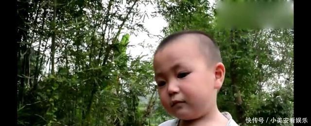 妈妈让两岁儿子去外婆家借酱油，结果儿子犯迷糊，拎回来一只鸡！