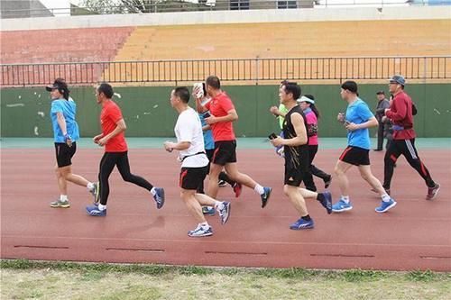 运动|男子练习俯卧撑,一天一练和隔天一练,哪个更好?每次多少合适?