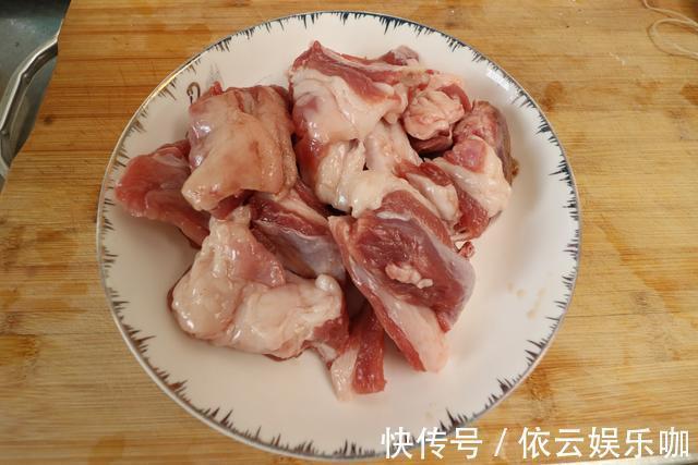 炖羊肉时,记住“3不放”的窍门,羊肉汤浓肉香,无膻味