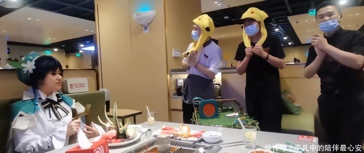 温迪|社死翻倍?原神玩家cos成温迪去海底捞庆生,网友:粉随正主!