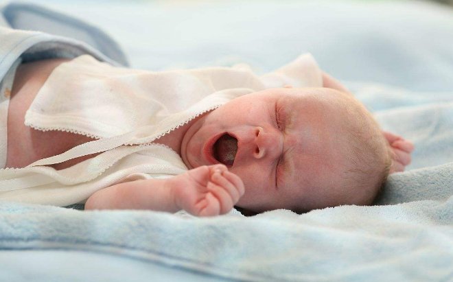 醒来|宝宝睡觉最近总是早醒家长要如何纠正