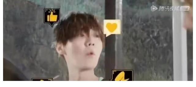 鹿晗被水误伤,表情引发关注,关键时候也不忘放下手上的羊肉串