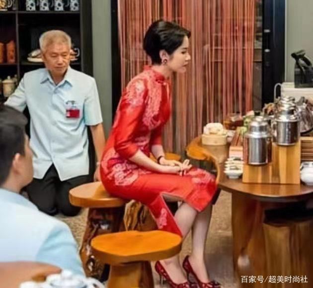 终于|诗妮娜终于和苏提达正面杠上！学她穿中式红色旗袍，笑得老态尽显