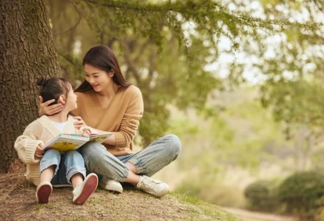 母子|孩子躺地不哭不闹，妈妈叉腰沉默看戏，网友：母子俩都是狠人