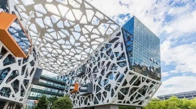 互联网|房地产跌倒，互联网大佬吃饱？