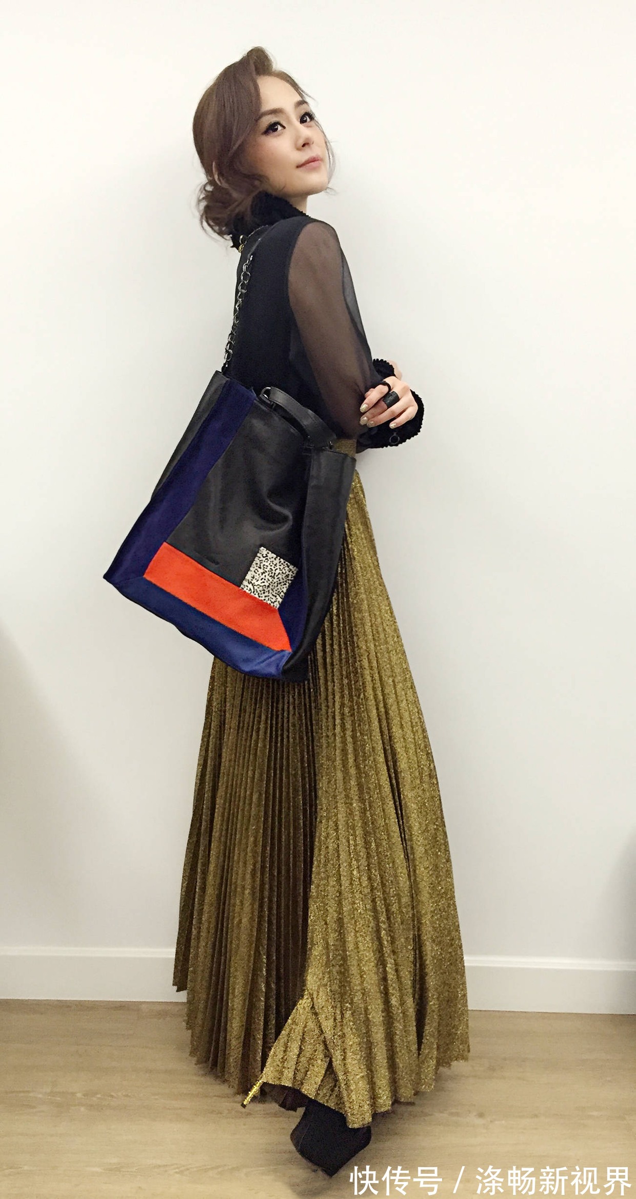 连衣裙|阿娇终于美回来了,穿缎面吊带连衣裙配卷发,美得“倾国倾城”