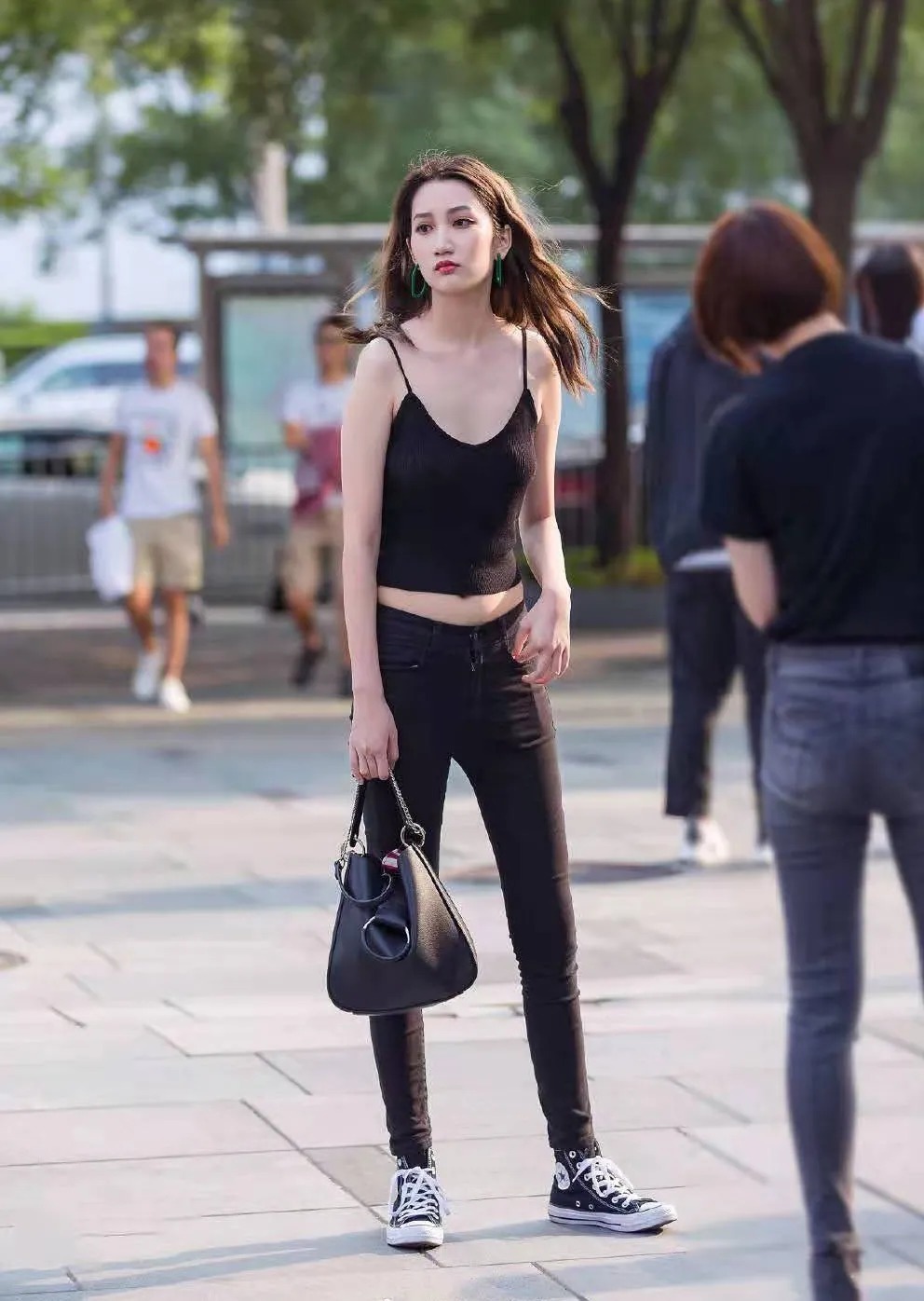 出街这样穿最亮眼,吊带背心+高腰小脚裤,简单随性又显青春活力