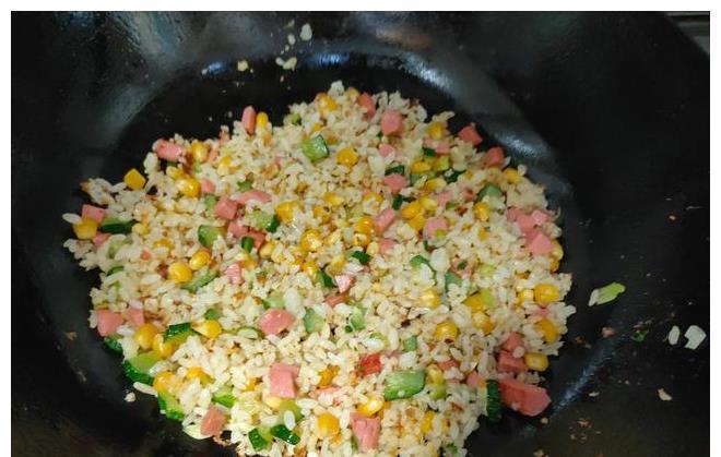 米饭|做蛋炒饭时，先炒鸡蛋还是先炒米饭？都不对，“金包银”更好吃