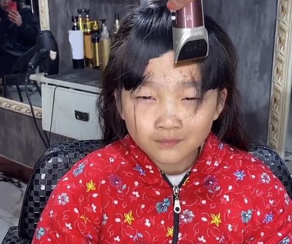 小学生换了款公主切发型后,气质居然意外变成熟了,网友:长大了不得了