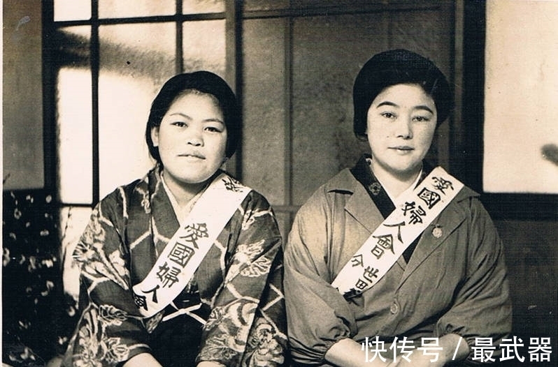奥特|1972年的《艾斯奥特曼》,因采用男女合体变身,差点毁了一部经典
