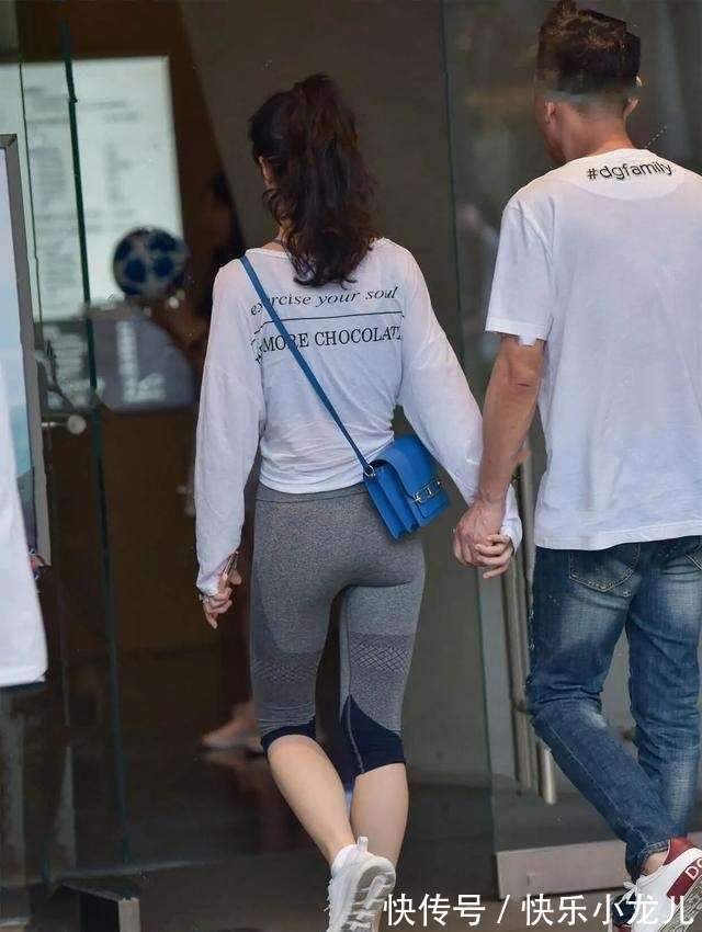 上半身 灰色一字肩上衣搭配黑色百搭打底裤,看起来高级,清新又脱俗