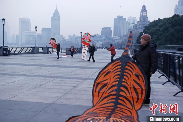 合影留念$民众在上海外滩迎2022年春节