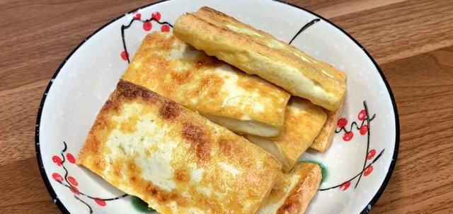 豆腐皮别炒菜吃了,教你好吃做法,我家一周最少吃3次,太解馋了