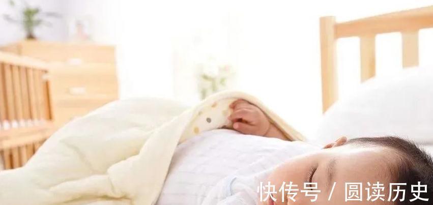 孩子|新生儿为什么偏爱投降式睡姿,需要纠正吗,很多家长做错了