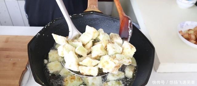 土豆从来没这样吃过,加一个茄子,比吃红烧肉还香,上桌就被扫光