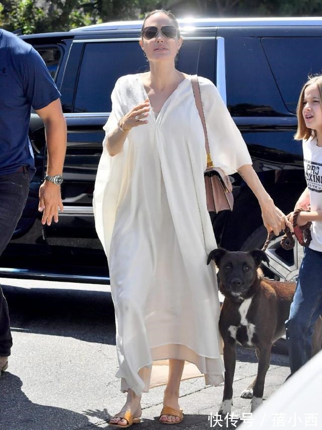 优雅|安吉丽娜·朱莉与亲生女儿逛街,穿白色连衣裙配拖鞋,高级又优雅