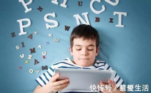 说明娃|宝宝有这2种“烦人”动作,家长先别急纠正,这说明娃大脑发育好