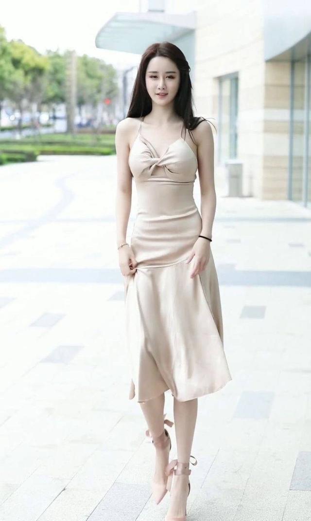 运动|纯系搭配也很美,粉色裙子很清纯漂亮