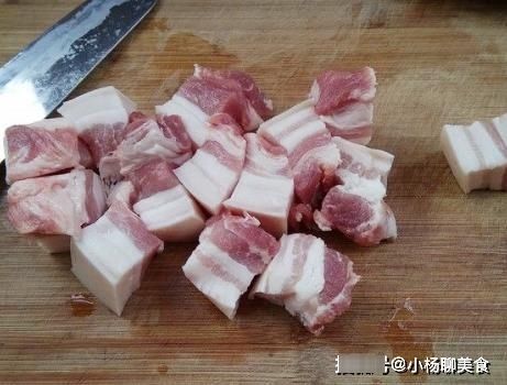 红烧肉用酱油上色总是发黑？大厨透露1点技巧，块块都是琥珀色