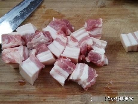 红烧肉用酱油上色总是发黑?大厨透露1点技巧,块块都是琥珀色