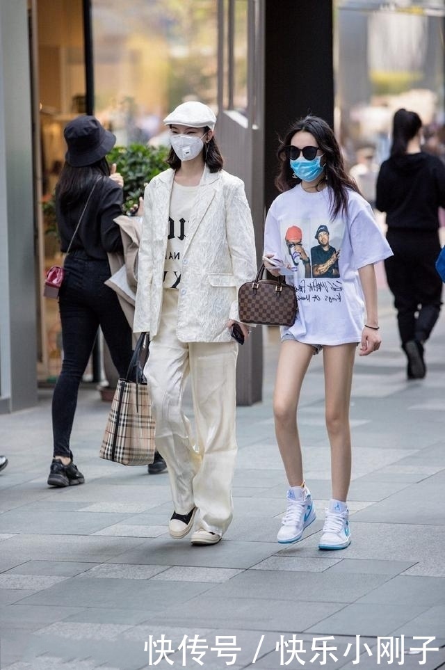 时尚穿搭,美女穿吊带款式的连衣裙,时尚满满