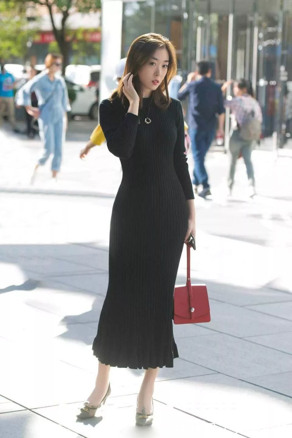 姿态|美女街拍:非常有料的自信美女,蓬乱的头发,优雅的姿态,青春又活泼的感觉