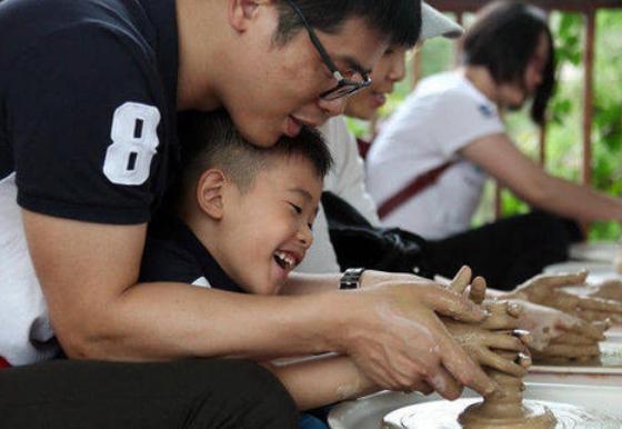 泥巴|幼儿园放学,两个孩子没人认领,家长看到后笑翻:洗洗还能要