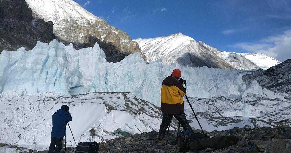 瑰丽冰川用冰雪雕琢,被时光凝固向第一高峰告别—绒布冰川
